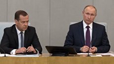 Президент РФ Владимир Путин и исполняющий обязанности председателя правительства РФ Дмитрий Медведев во время пленарного заседания Государственной Думы РФ. 8 мая 2018 Президент РФ Владимир Путин и исполняющий обязанности председателя правительства РФ Дмитрий Медведев во время пленарного заседания Государственной Думы РФ. 8 мая 2018
