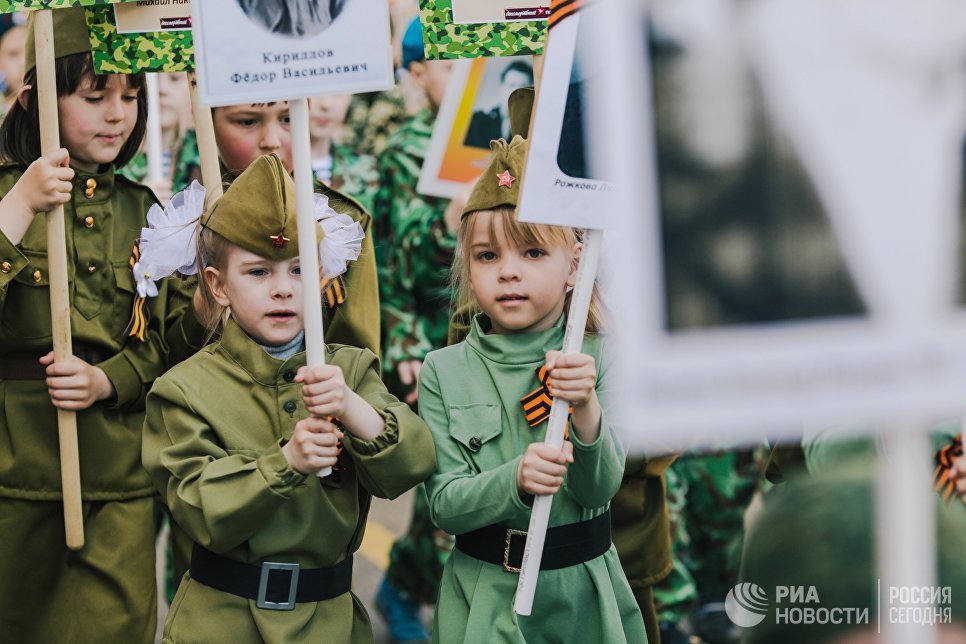 Участники акции Бессмертный полк, проходящего в рамках детского парада Победы Дорогами памяти в Иваново. 8 мая 2018 года Участники акции Бессмертный полк, проходящего в рамках детского парада Победы Дорогами памяти в Иваново. 8 мая 2018 года