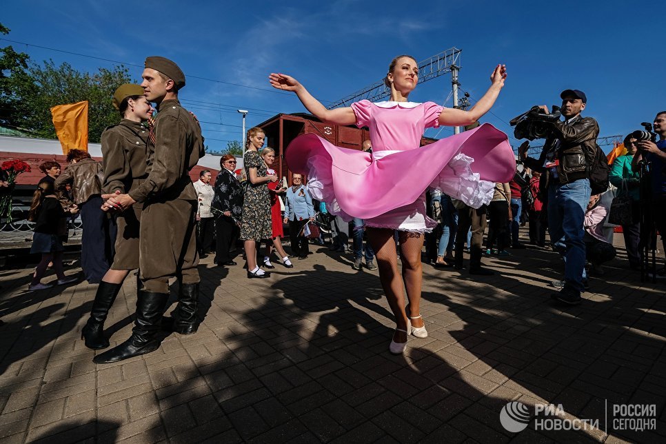 Участники акции Поезд Победы на Рижском вокзале в Москве. 9 мая 2018 Участники акции Поезд Победы на Рижском вокзале в Москве. 9 мая 2018