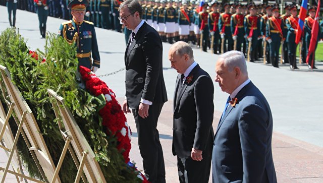 Президент РФ Владимир Путин на церемонии возложения цветов к Могиле Неизвестного солдата в Александровском саду. 9 мая 2018