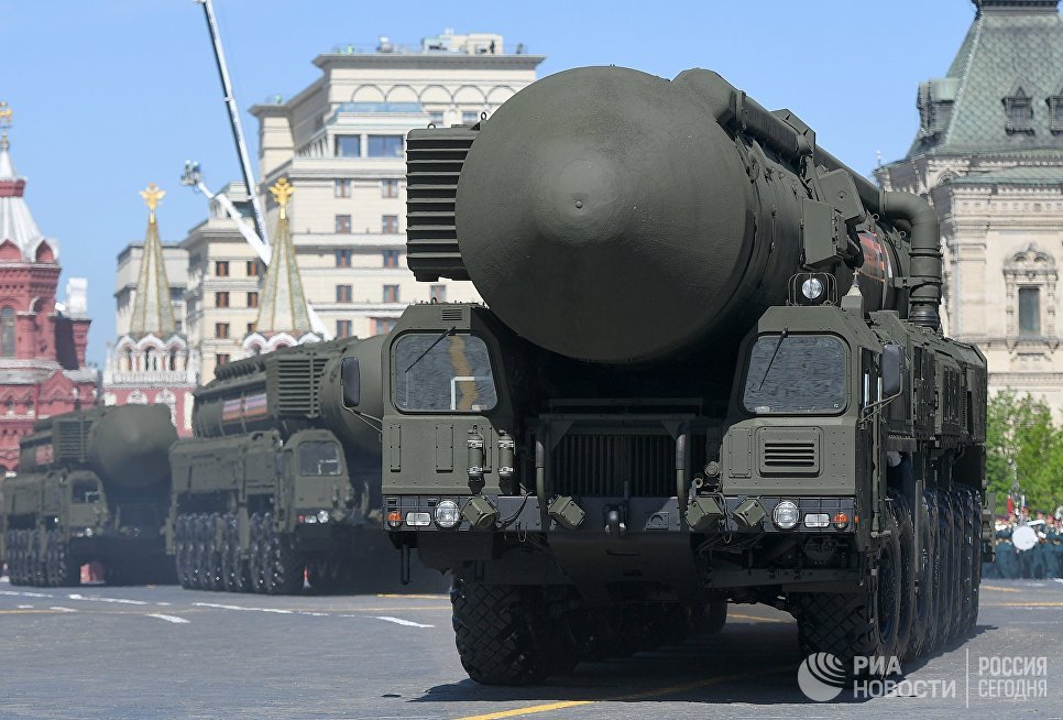 Транспортно-пусковой контейнер комплекса РС-24 Ярс на военном параде, посвященном 73-й годовщине Победы в ВОВ Транспортно-пусковой контейнер комплекса РС-24 Ярс на военном параде, посвященном 73-й годовщине Победы в ВОВ
