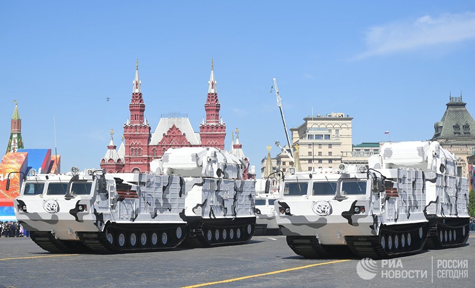 Арктические комплексы ПВО Тор-М2ДТ на базе вездехода ДТ-30 на военном параде, посвященном 73-й годовщине Победы в ВОВ Арктические комплексы ПВО Тор-М2ДТ на базе вездехода ДТ-30 на военном параде, посвященном 73-й годовщине Победы в ВОВ