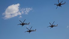 Вертолеты пилотажной группы Беркуты. Архивное фото Вертолеты пилотажной группы Беркуты. Архивное фото