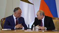 Президент РФ Владимир Путин и президент Молдавии Игорь Додон во время встречи. Архивное фото Президент РФ Владимир Путин и президент Молдавии Игорь Додон во время встречи. Архивное фото