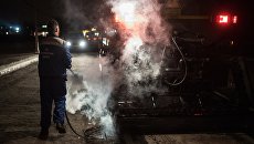 Рабочий во время укладки асфальта Рабочий во время укладки асфальта