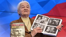 Мать Олеся Бузины Валентина Бузина во время презентации сборника Олесь Бузина. Пророк и мученик в Международном мультимедийном пресс-центре МИА Россия сегодня. 17 мая 2018 Мать Олеся Бузины Валентина Бузина во время презентации сборника Олесь Бузина. Пророк и мученик в Международном мультимедийном пресс-центре МИА Россия сегодня. 17 мая 2018