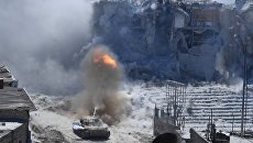Танк армии САР во время штурма позиций бойцов террористической организации Исламское государство (ИГ)* в южном пригороде Дамаска. 17 мая 2018 Танк армии САР во время штурма позиций бойцов террористической организации Исламское государство (ИГ)* в южном пригороде Дамаска. 17 мая 2018
