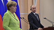 Президент РФ Владимир Путин и федеральный канцлер ФРГ Ангела Меркель во время совместной пресс-конференции в Сочи. 2 мая 2017 Президент РФ Владимир Путин и федеральный канцлер ФРГ Ангела Меркель во время совместной пресс-конференции в Сочи. 2 мая 2017