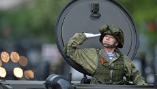 Военнослужащая во время военного парада в Севастополе Военнослужащая во время военного парада в Севастополе