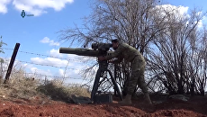 Боевик группировки, связанной с Сирийской свободной армией, с американской противотанковой управляемой ракетой Тоу-2. Архивное фото Боевик группировки, связанной с Сирийской свободной армией, с американской противотанковой управляемой ракетой Тоу-2. Архивное фото