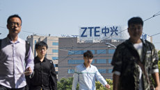 Лого компании ZTE на здании в городе Шанхай, Китай Лого компании ZTE на здании в городе Шанхай, Китай