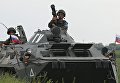 Военнослужащий с переносным зенитным ракетным комплексом Игла на БТР-80 на всеармейском конкурсе Чистое небо-2018 Военнослужащий с переносным зенитным ракетным комплексом Игла на БТР-80 на всеармейском конкурсе Чистое небо-2018
