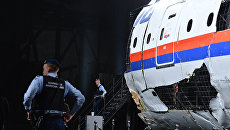 Представление доклада об обстоятельствах крушения лайнера Boeing 777 Malaysia Airlines (рейс MH17) на Востоке Украины 17 июля 2014 года на военной базе Гилзе-Рейен в Нидерландах. Архивное фото Представление доклада об обстоятельствах крушения лайнера Boeing 777 Malaysia Airlines (рейс MH17) на Востоке Украины 17 июля 2014 года на военной базе Гилзе-Рейен в Нидерландах. Архивное фото