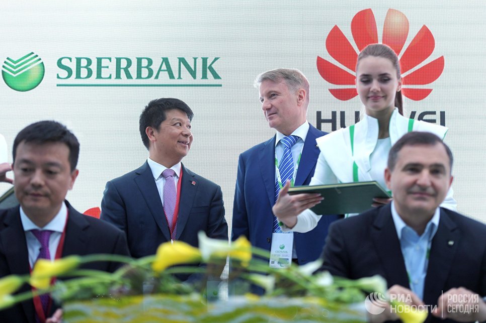 Исполнительный директор Huawei Technologies Co.,Ltd. Го Пин и президент, председатель правления ОАО Сбербанк России Герман Греф на Петербургском международном экономическом форуме. 24 мая 2018