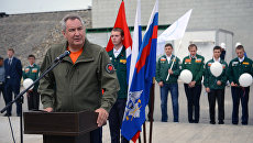 Дмитрий Рогозин на торжественном открытии памятника строителям космодрома Восточный в городе Циолковский Дмитрий Рогозин на торжественном открытии памятника строителям космодрома Восточный в городе Циолковский