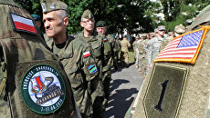 Польские и американские военные во время учений в Польше. Архивное фото Польские и американские военные во время учений в Польше. Архивное фото