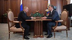 Президент РФ Владимир Путин и временно исполняющий обязанности губернатора Амурской области Василий Орлов во время встречи. 30 мая 2018 Президент РФ Владимир Путин и временно исполняющий обязанности губернатора Амурской области Василий Орлов во время встречи. 30 мая 2018