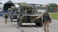 Российской военнослужащие выгружают бронетехнику из транспортного самолета ИЛ-76 Российской военнослужащие выгружают бронетехнику из транспортного самолета ИЛ-76
