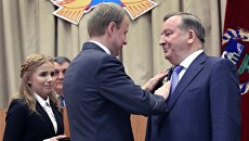 Врио губернатора Алтайского края Виктор Томенко награждает бывшего губернатора Алтайского края Александра Карлина орденом За заслуги перед Алтайским краем. 1 июня 2018 Врио губернатора Алтайского края Виктор Томенко награждает бывшего губернатора Алтайского края Александра Карлина орденом За заслуги перед Алтайским краем. 1 июня 2018