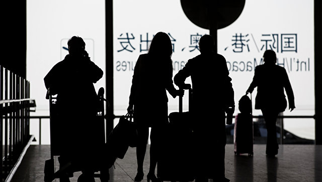 Пассажиры с багажом в китайском аэропорту. Архивное фото