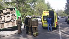 Сотрудники МЧС на месте ДТП в Екатеринбурге. 4 июня 2018 Сотрудники МЧС на месте ДТП в Екатеринбурге. 4 июня 2018