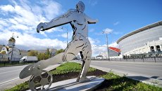 Фигура футболиста у стадиона Екатеринбург Арена в Екатеринбурге. Архивное фото Фигура футболиста у стадиона Екатеринбург Арена в Екатеринбурге. Архивное фото