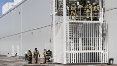 Сотрудники МЧС у здания торгового центра Порт в Казани, где произошло возгорание Сотрудники МЧС у здания торгового центра Порт в Казани, где произошло возгорание