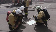 Сотрудники МЧС у здания торгового центра Порт в Казани, где произошло возгорание Сотрудники МЧС у здания торгового центра Порт в Казани, где произошло возгорание