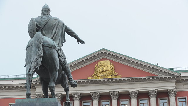 Здание Мэрии Москвы и памятник Юрию Долгорукому. Архивное фото