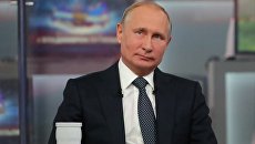 Президент РФ Владимир Путин отвечает на вопросы россиян во время ежегодной специальной программы Прямая линия с Владимиром Путиным. 7 июня 2018 Президент РФ Владимир Путин отвечает на вопросы россиян во время ежегодной специальной программы Прямая линия с Владимиром Путиным. 7 июня 2018