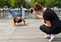 Девушки фотографируются в парке искусств Музеон в Москве Девушки фотографируются в парке искусств Музеон в Москве