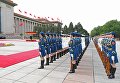 Президент РФ Владимир Путин и председатель КНР Си Цзиньпин на площади Тяньаньмэнь в Пекине. 8 июня 2018 Президент РФ Владимир Путин и председатель КНР Си Цзиньпин на площади Тяньаньмэнь в Пекине. 8 июня 2018