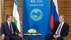 Владимир Путин и президент Республики Узбекистан Шавкат Мирзиёев во время встречи на полях саммита ШОС. 9 июня 2018 Владимир Путин и президент Республики Узбекистан Шавкат Мирзиёев во время встречи на полях саммита ШОС. 9 июня 2018