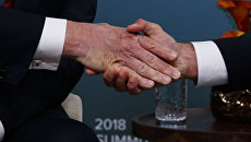 Рукопожатие президентов США и Франции Дональда Трампа и Эммануэля Макрона на саммите G7. 8 июня 2018 Рукопожатие президентов США и Франции Дональда Трампа и Эммануэля Макрона на саммите G7. 8 июня 2018