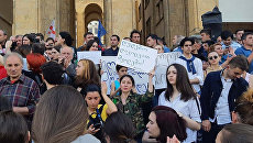 Участники акции протеста у здания парламента Грузии в Тбилиси Участники акции протеста у здания парламента Грузии в Тбилиси
