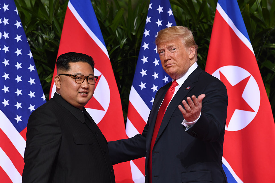 Президент США Дональд Трамп и лидер КНДР Ким Чен Ын во время встречи в Сингапуре. 12 июня 2018