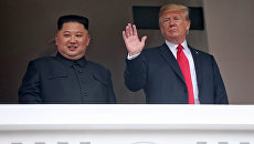 Президент США Дональд Трамп и лидер КНДР Ким Чен Ын на балконе отеля Капелла в Сингапуре. 12 июня 2018 Президент США Дональд Трамп и лидер КНДР Ким Чен Ын на балконе отеля Капелла в Сингапуре. 12 июня 2018