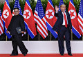 Лидер КНДР Ким Чен Ын и президент США Дональд Трамп во время встречи в Сингапуре. 12 июня 2018 Лидер КНДР Ким Чен Ын и президент США Дональд Трамп во время встречи в Сингапуре. 12 июня 2018