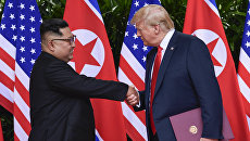 Лидер КНДР Ким Чен Ын и президент США Дональд Трамп во время встречи в Сингапуре. Архивное фото Лидер КНДР Ким Чен Ын и президент США Дональд Трамп во время встречи в Сингапуре. Архивное фото