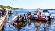 Поднятие катамарана, потерпевшего крушение в Волгограде, на сушу. 12 июня 2018 Поднятие катамарана, потерпевшего крушение в Волгограде, на сушу. 12 июня 2018