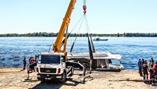 Поднятие катамарана, потерпевшего крушение в Волгограде, на сушу. 12 июня 2018 Поднятие катамарана, потерпевшего крушение в Волгограде, на сушу. 12 июня 2018