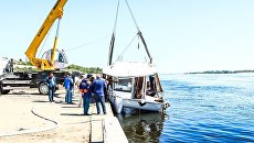 Поднятие катамарана, потерпевшего крушение в Волгограде, на сушу. 12 июня 2018 Поднятие катамарана, потерпевшего крушение в Волгограде, на сушу. 12 июня 2018