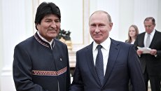 Владимир Путин и президент Боливии Эво Моралес во время встречи. 13 июня 2018 Владимир Путин и президент Боливии Эво Моралес во время встречи. 13 июня 2018