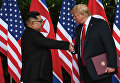 Лидер КНДР Ким Чен Ын и президент США Дональд Трамп во время встречи в Сингапуре. 12 июня 2018 Лидер КНДР Ким Чен Ын и президент США Дональд Трамп во время встречи в Сингапуре. 12 июня 2018