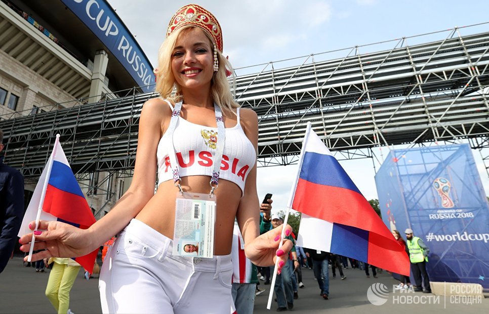 Болельщица сборной России перед матчем группового этапа чемпионата мира по футболу между сборными России и Саудовской Аравии Болельщица сборной России перед матчем группового этапа чемпионата мира по футболу между сборными России и Саудовской Аравии