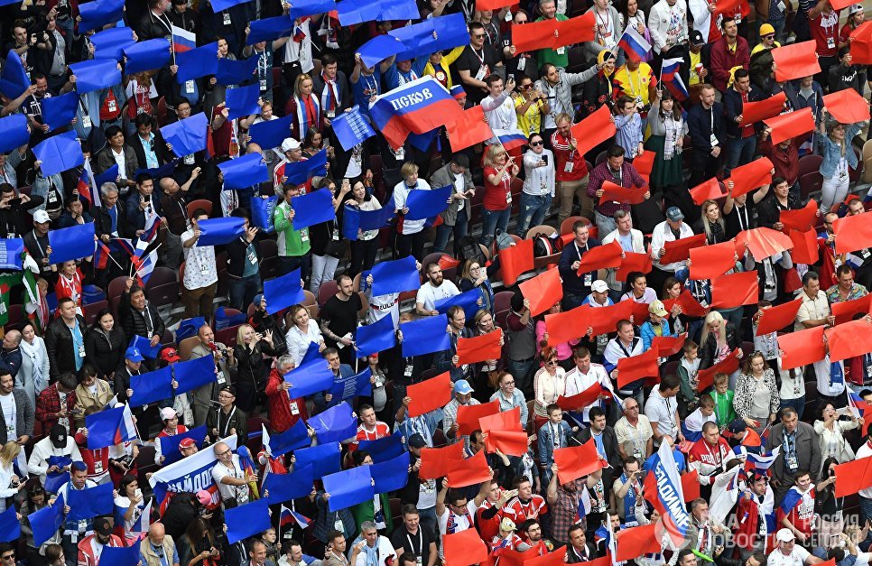 Болельщики во время церемонии открытия чемпионата мира по футболу 2018 на стадионе Лужники Болельщики во время церемонии открытия чемпионата мира по футболу 2018 на стадионе Лужники