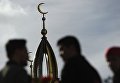 Мусульмане перед намазом в день праздника Ураза-байрам у мечети Кул-Шариф в Казани Мусульмане перед намазом в день праздника Ураза-байрам у мечети Кул-Шариф в Казани