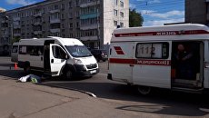 Маршрутка, при выходе из которой упала пенсионерка, на остановке общественного транспорта в Твери Маршрутка, при выходе из которой упала пенсионерка, на остановке общественного транспорта в Твери