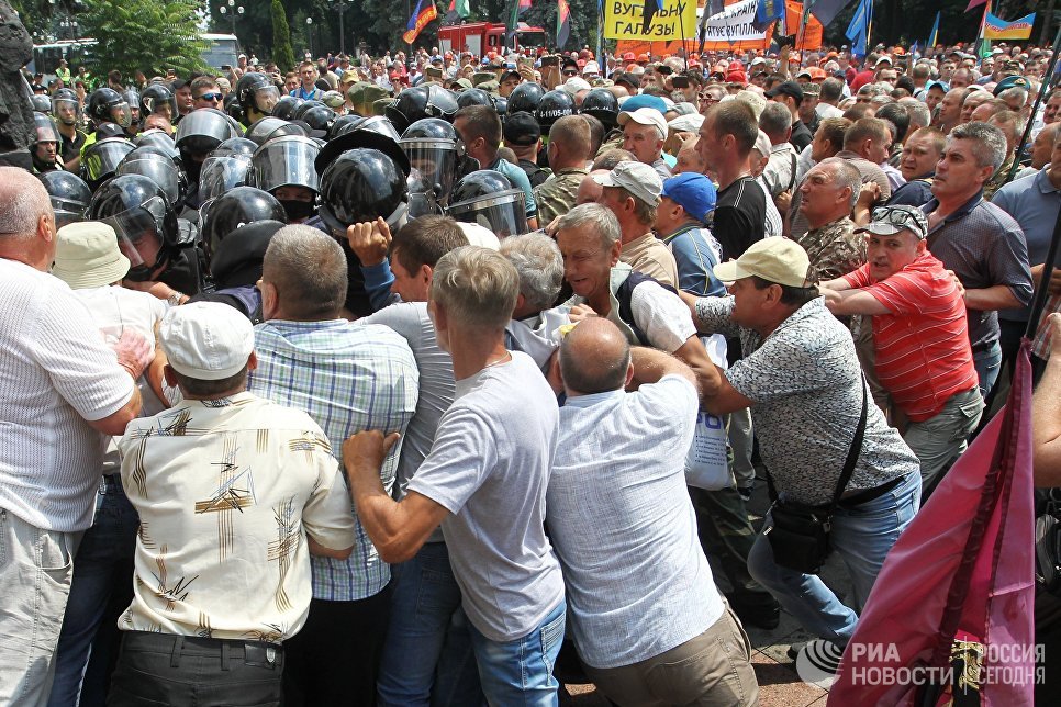Столкновения митингующих с полицией у здания Рады Украины в Киеве. 19 июня 2018 Столкновения митингующих с полицией у здания Рады Украины в Киеве. 19 июня 2018