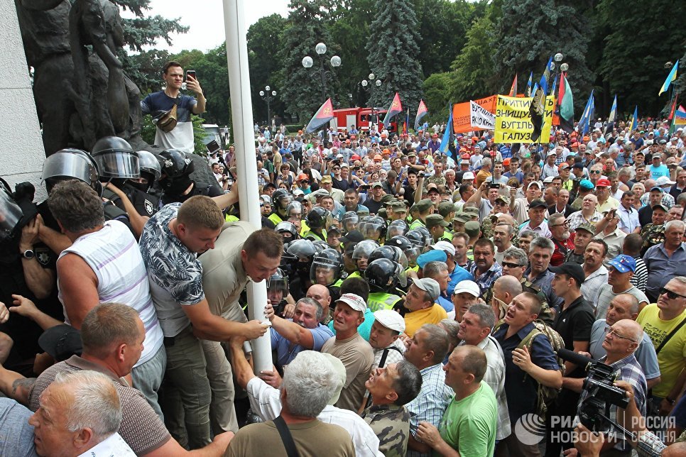Столкновения митингующих с полицией у здания Рады Украины в Киеве. 19 июня 2018 Столкновения митингующих с полицией у здания Рады Украины в Киеве. 19 июня 2018